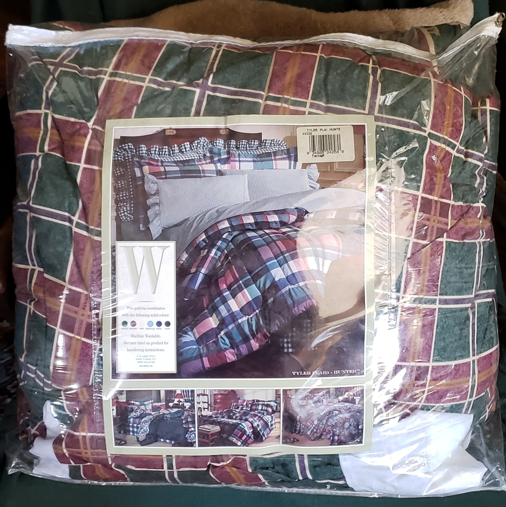 Nwot Bill Blass Comforter and dust ruffle